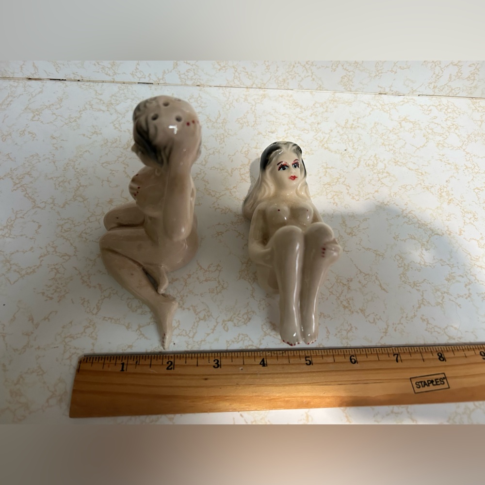 Vintage Ceramic Nude ladies salt and pepper shaker set - Picture 10 of 12
